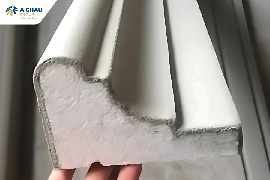 Phào chỉ trong trang trí trần nhà cũng được làm từ xốp EPS